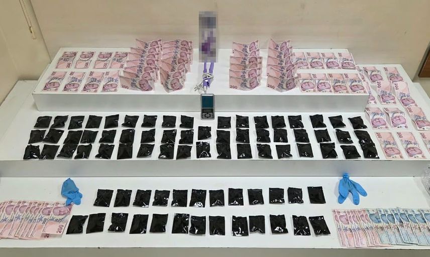 Dronla tespit edilen dağıtım ağı: Sultanbeyli'de araçta 246,9 gram esrar ve 20 bin lira ele geçirildi