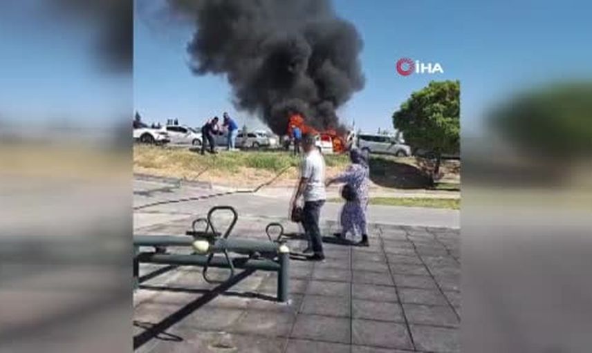 hastane otoparkında park halindeki otomobil alev alıp kullanılmaz hale geldi
