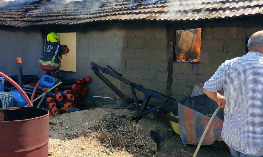 Bandırma Aksakal'da dam alevleri itfaiyeyi alarma geçirdi