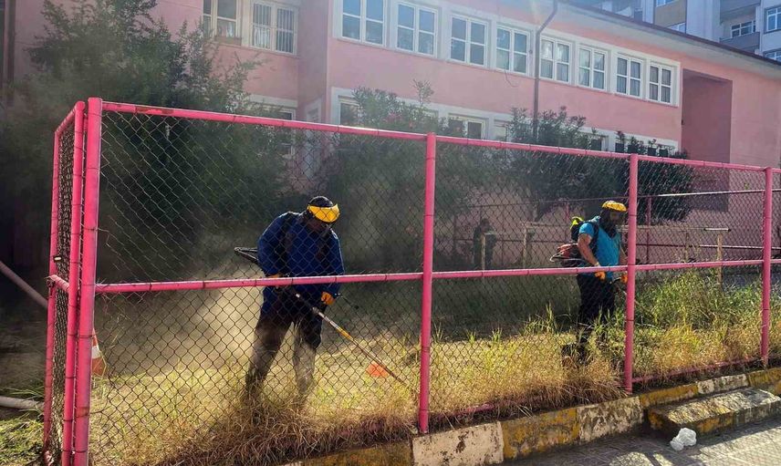 Okul bahçeleri yeni döneme temiz ve bakımlı hazırlanıyor