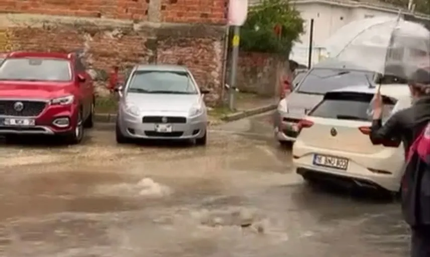 Bursa'da sağanak sonrası pazarlar suyla doldu, sokaklarda birikintiler oluştu