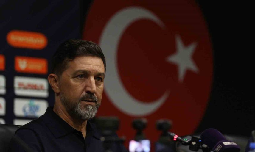 İlk 25 dakika belirledi: Hasi eksik kadro ve saha şartlarını eleştirdi