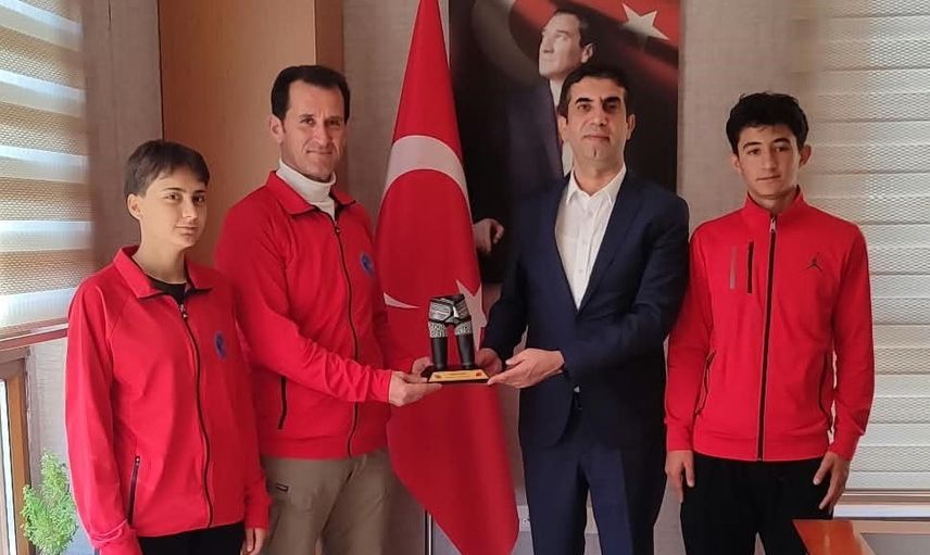 Pazarlar spor lisesinin projeleri Kütahya valiliğinde Harun Kazez'e sunuldu