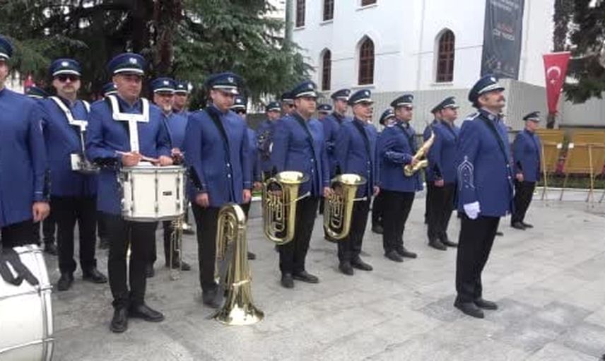 Bursa'da Atatürk anıtı önünde cumhuriyetin 103. yılı çelenklerle anıldı