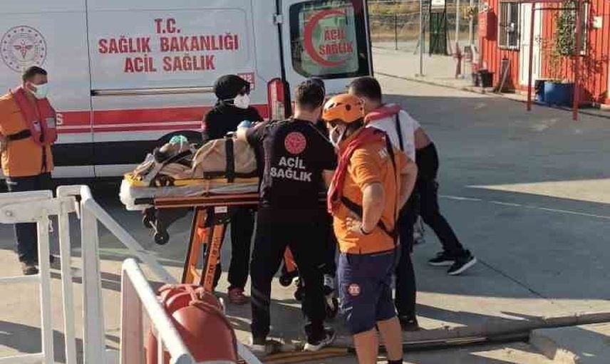 Kıyı emniyeti botu çanakkale boğazı'nda kalp krizi geçiren personeli karaya çıkardı