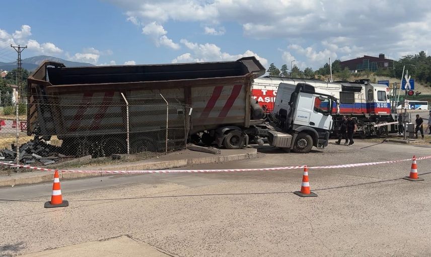 Karabük'te hemzemin geçidinde lokomotifin tıra çarpması maddi hasar bıraktı