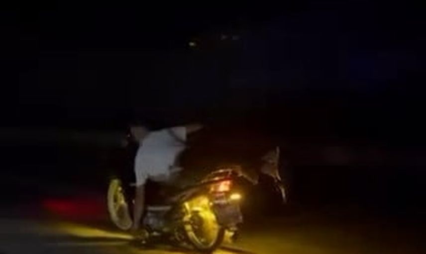 Bursa'da motosiklet üzerinde yatarak seyreden sürücünün tehlikeli görüntüleri
