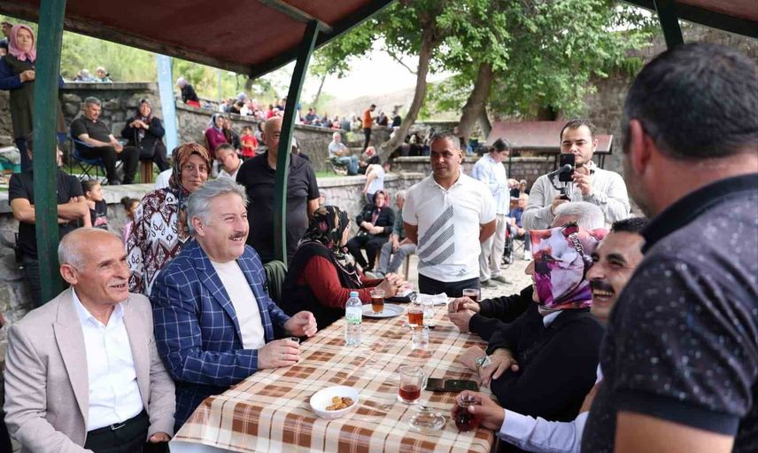Palancıoğlu Ağırnas'ta pilav şenliğinde vatandaş ve muhtarlarla buluştu