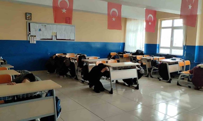 Okullarda eş zamanlı tatbikat: Sivas'ta deprem hazırlığı