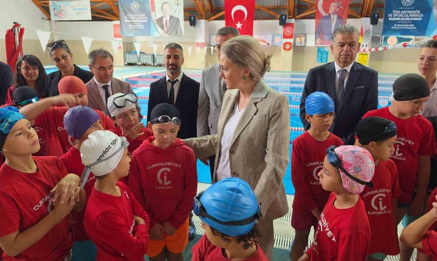Nazilli'de çocuklar 'Geleceğe Kulaç Atıyorum' projesiyle yüzme öğreniyor