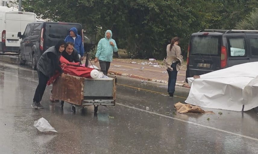 Antalya'da aniden bastıran rüzgar semt pazarını etkiledi