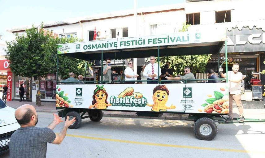 Osmaniye'de başkan Çenet çiftçilerle fıstık hasadı yapıp festivale davet etti