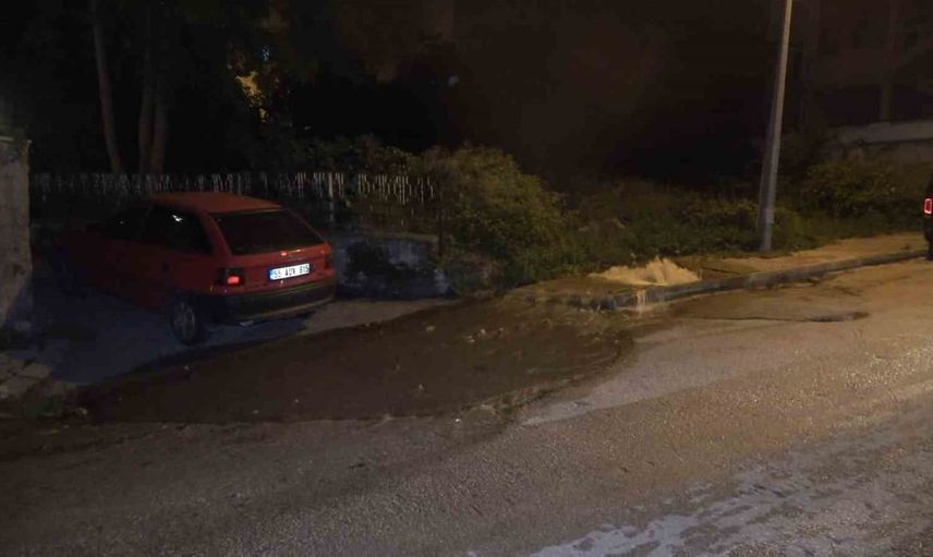 Kadıköy'de su borusu arızası cadde üzerinde su birikintilerine yol açtı