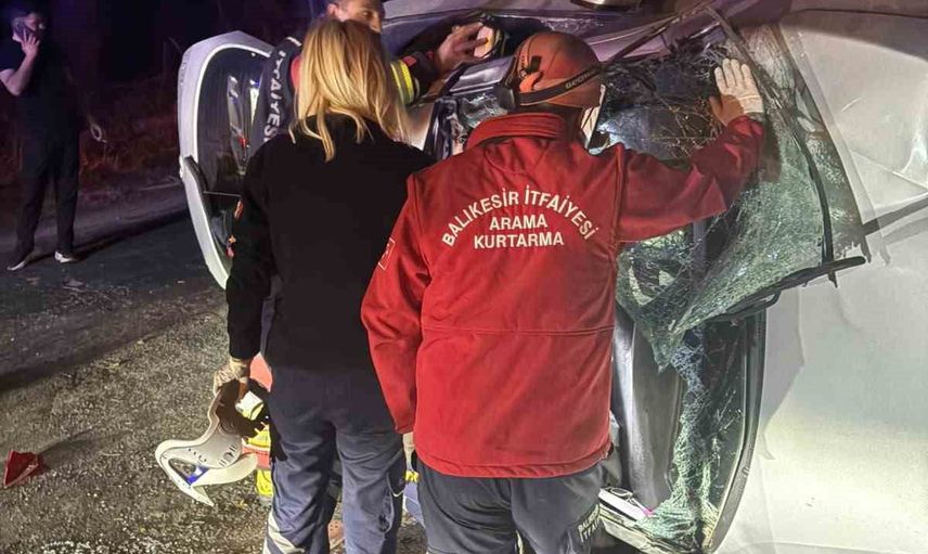 Balya'da şarampole devrilen otomobilden iki kişi yaralandı