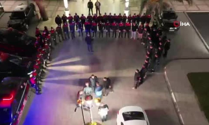Beyoğlu'nda dron destekli geniş çaplı gece denetimi: 22 aranan şahıs yakalandı