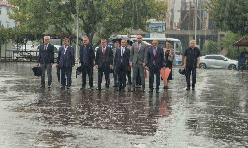 Yağmura rağmen direniş: Bartın'da ilköğretim haftası töreni