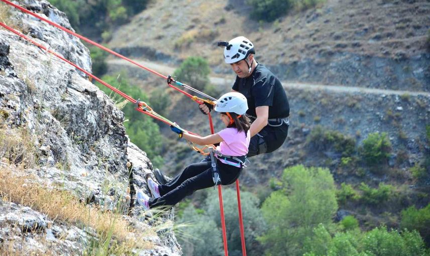 Yedi yaşındaki Deniz kayalara güvenle tırmanıyor