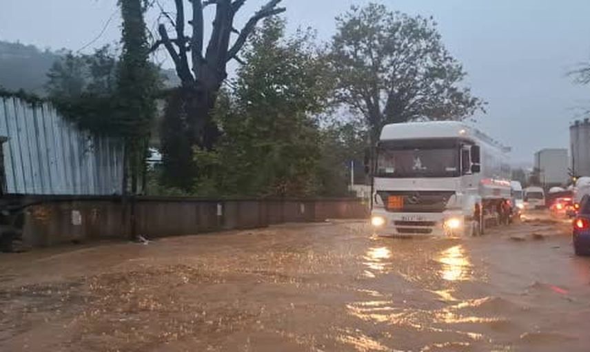 Sağanak Beykoz’da yolları parçaladı: araçlar çamurlu suda güçlük çekti