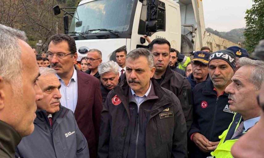 Bakan Çiftçi Kanlıçay'da hasar tespit etti, afetzedelerle görüştü