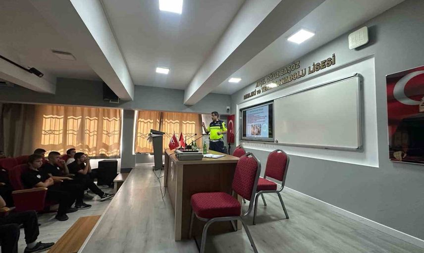 Kuşadası'nda gençlere güvenli motosiklet sürüşünün temelleri öğretildi
