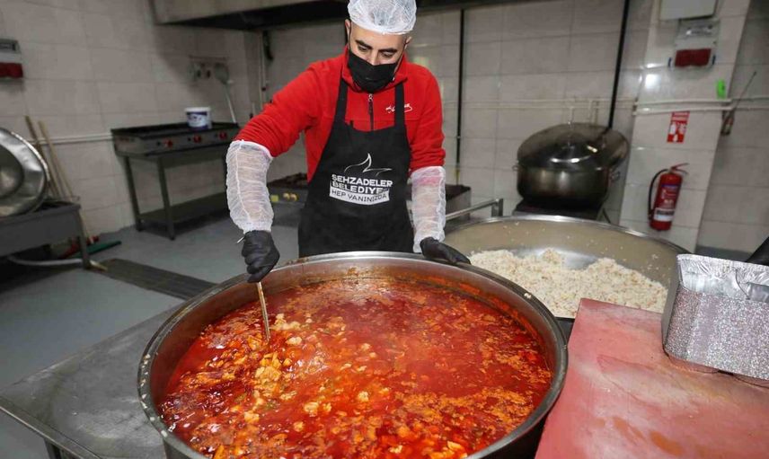 Şehzadeler'in aşevinden 500 kişiye hafta içi sıcak yemek desteği