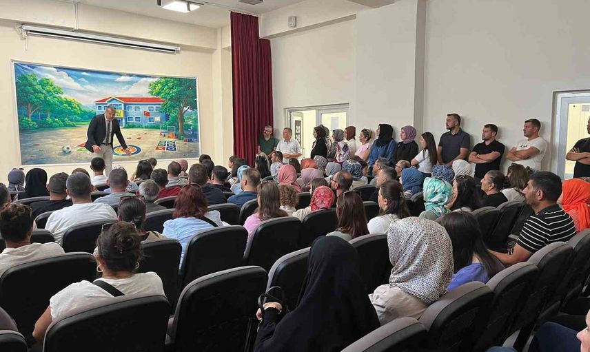 Veliler sıralarda: çocukların okuluna birlikte ilk adımı attılar