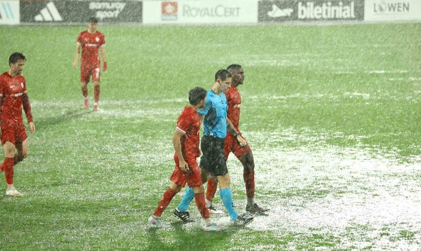 Yoğun yağmur Ümraniyespor-Boluspor maçını 15 dakika durdurdu