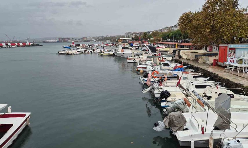 Marmara’da kabaran dalgalar günlük yaşamı etkiledi: tekneler limana sığındı