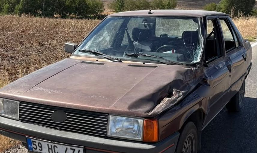 Hayrabolu'da kamyonet devrildi: iki araç birbirine sürtüştü