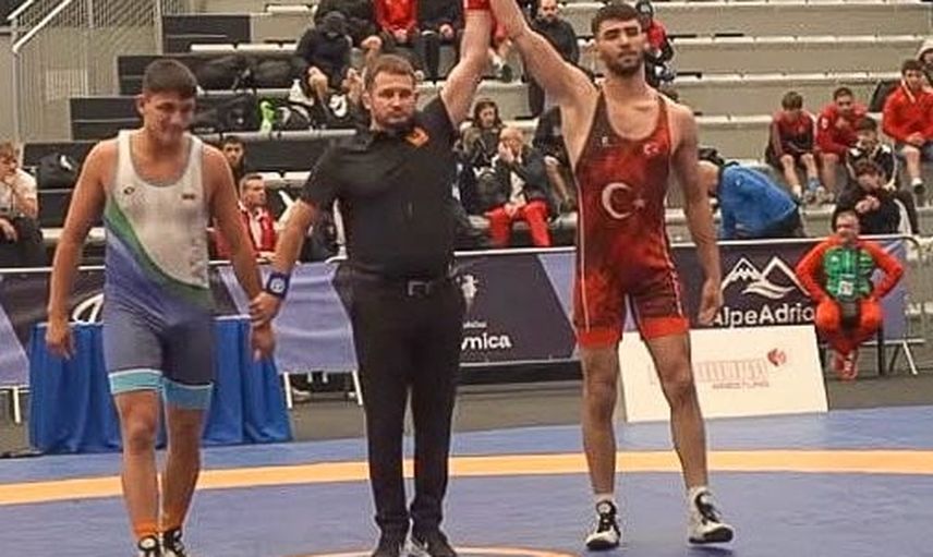 İzmirli güreşçi Muhammed Emin Uyumaz Balkan ikincisi oldu