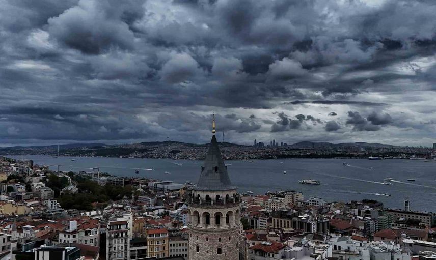 İstanbul'un tarihi siluetini saran gri bulutlar