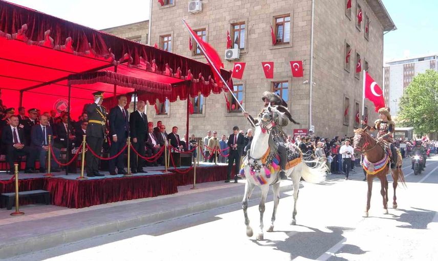 Isparta'da 30 Ağustos coşkusu meydandan korteje taşındı