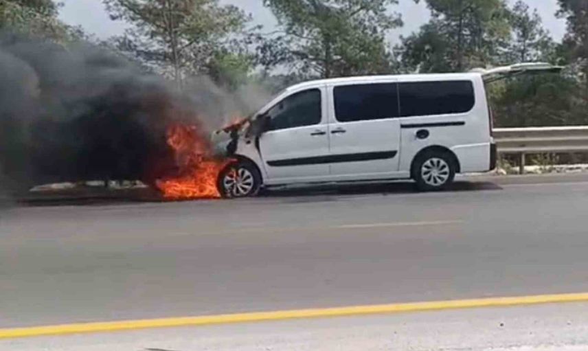 Erdemli'de motorda çıkan yangın aracı kullanılmaz hale getirdi