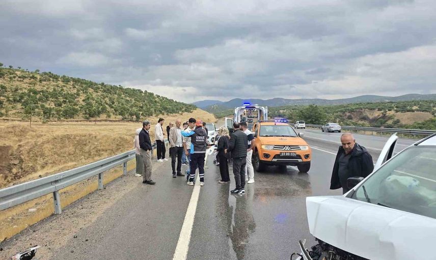 Bingöl'de Ilıcalar mevkiinde bariyere çarpan hafif ticari araçta 1 kişi yaralandı