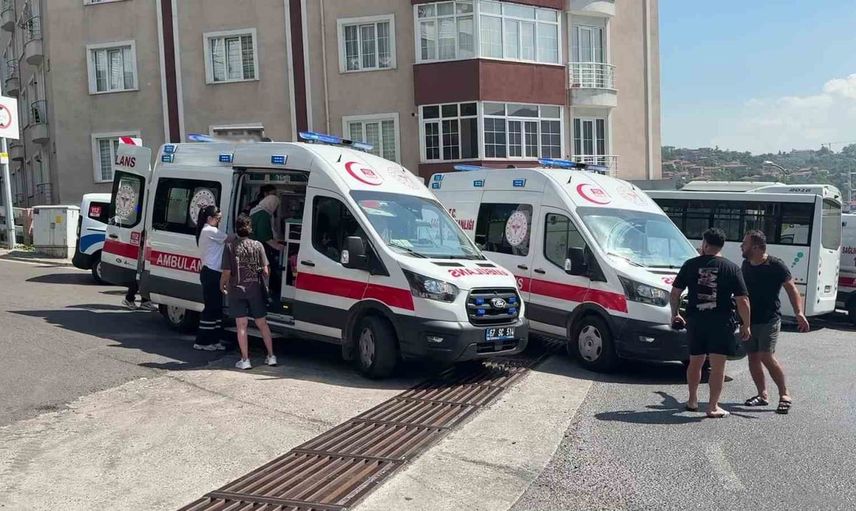 Kilimli'de çarpışan otobüs ve otomobilde 7 kişi yaralandı