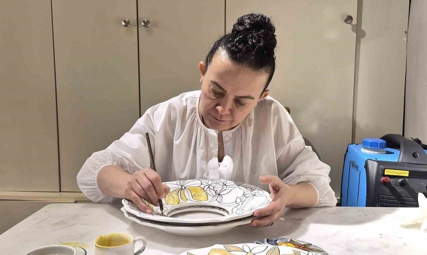 Ellerini sermaye bilen seramikçi: Selçuklu motifleriyle haftalar süren eserler