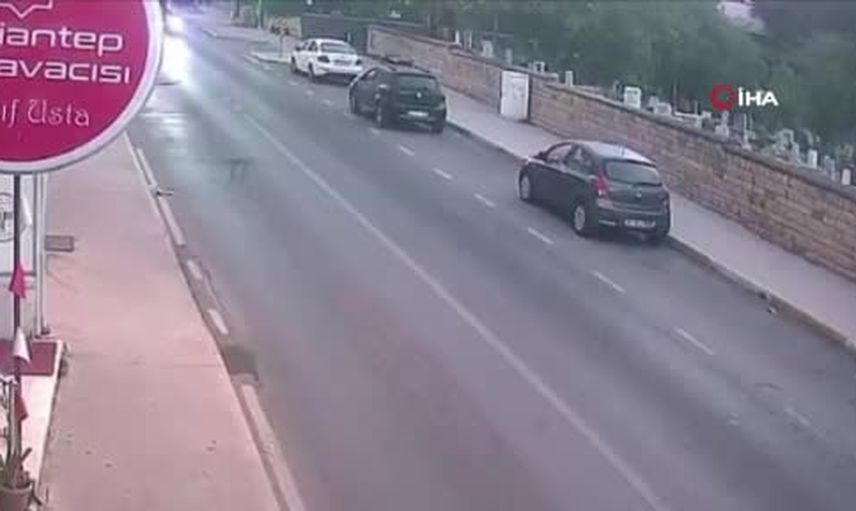Kartal'da güvenlik kameralarına yansıyan kaza: otomobil 100 metre sürüklendi