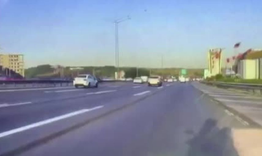 Gaziosmanpaşa'da TEM otoyolunda bariyere çarpan araç: bir yolcu yaralandı