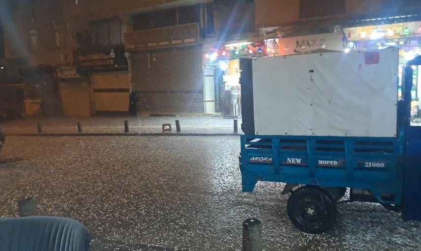 Kilis'te aniden bastıran dolu şehir merkezini kısa sürede beyaza boyadı