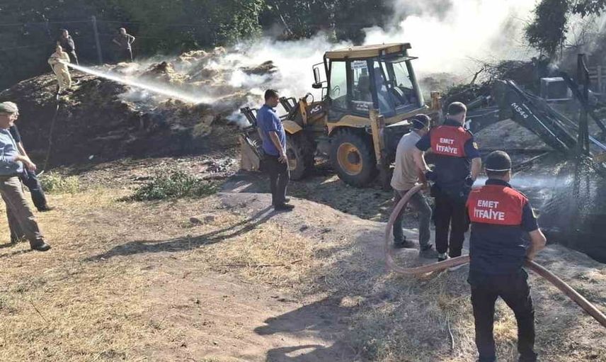 Emet'te samanlık yangını ahırı da sardı: iki büyükbaş telef oldu
