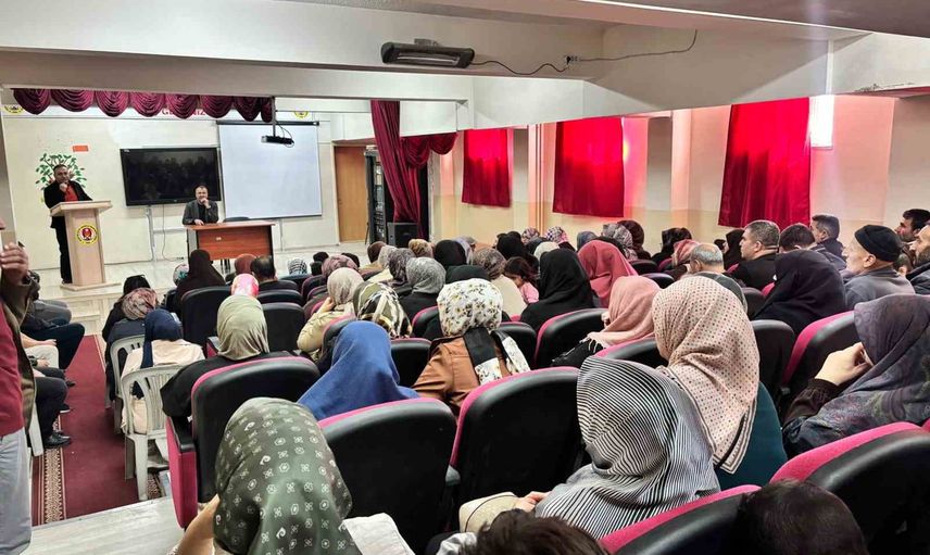 Tuşba'da Hüseyin Çelik Kız Anadolu İmam Hatip Lisesi'nde veli dayanışması güçlendi