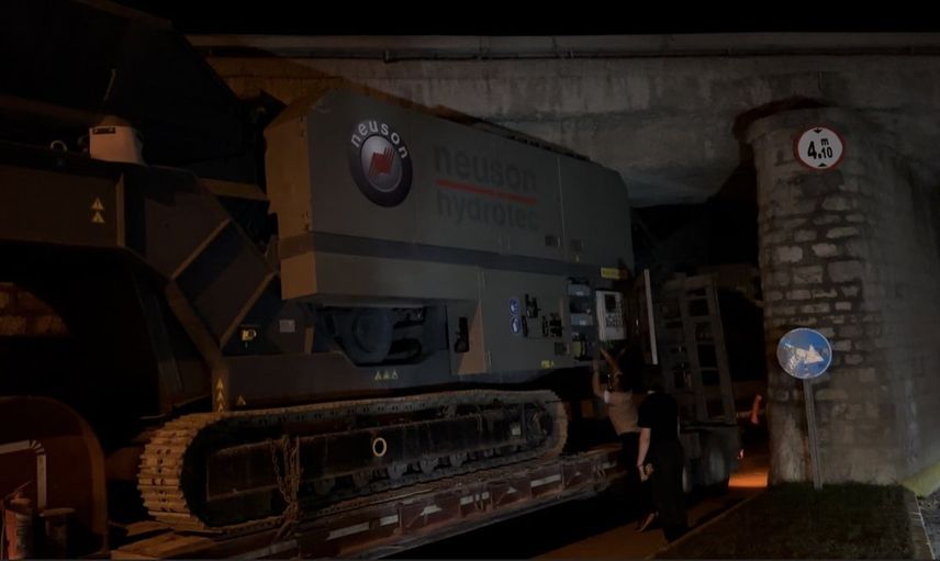 Köprü altında sıkışan tırın yükü köprüde deformasyona yol açtı