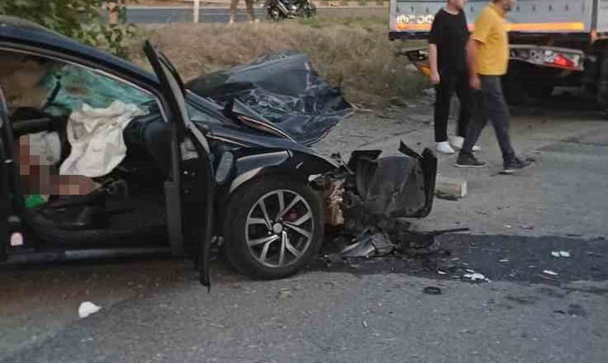 Tersaneler bölgesinde otomobil tırın altına girince 18 yaşındaki sürücü yaşamını yitirdi