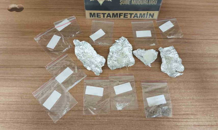 Kırıkhan'da araç ve ikamette metamfetamin ele geçirildi, iki şüpheli tutuklandı