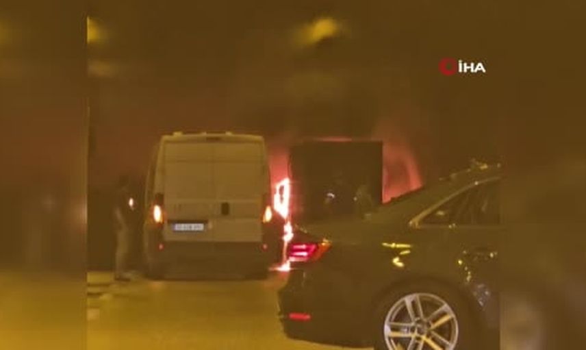 Bayraklı tüneli'nde tır alev aldı, itfaiye yangını 20 dakikada söndürdü
