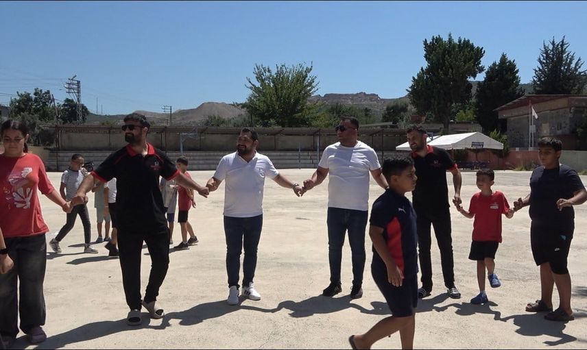 kilometreleri aşan dayanışma: sanayi esnafı gençler köy okulunu sevindirdi