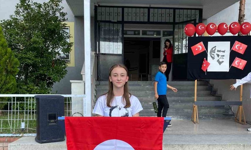 Süleyman Demirel Ortaokulu'nda öğrencilerden cumhuriyet coşkusu 103. yılda birlik mesajı