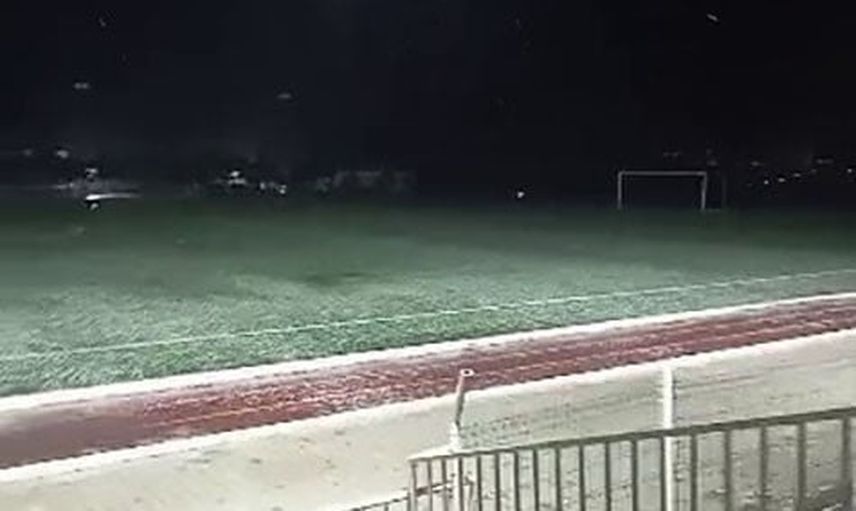 Hatay'da stadyumu beyaza çeviren anlar: ceviz büyüklüğünde dolu etkili oldu