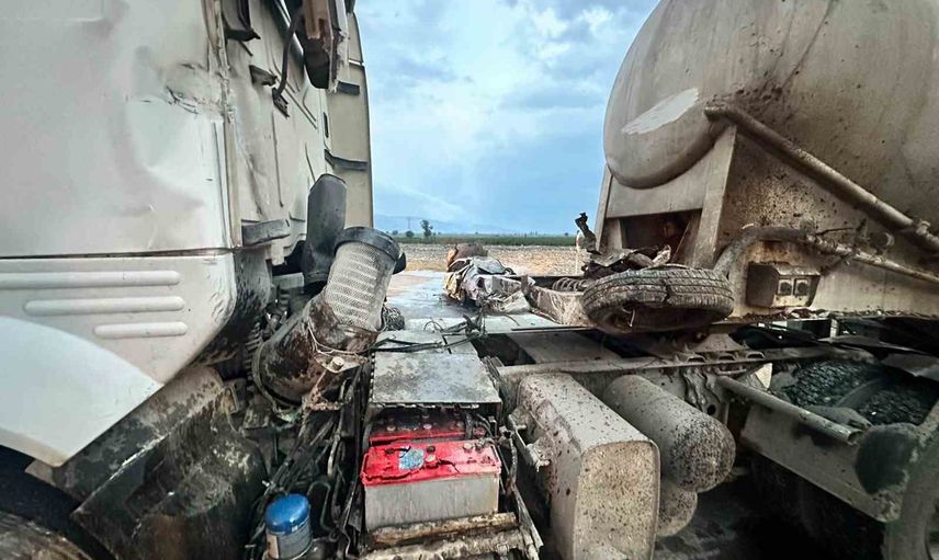Refüjden havalanan otomobil tırın kupasıyla dorsesi arasından geçip karşı şeritte yandı