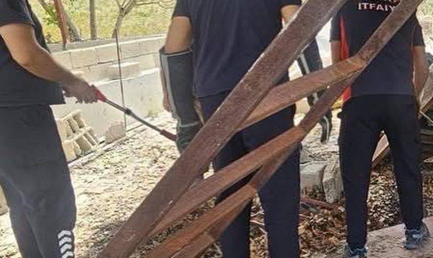 Antakya'da bahçeye giren yılan itfaiye tarafından doğaya bırakıldı